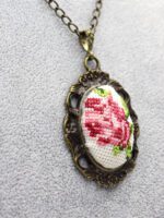 Pembe Güllü Kanaviçe Kolye - Görsel 4