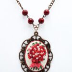 Çiçekli Bakır Çerçeveli Kanaviçe Kolye