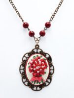 Çiçekli Bakır Çerçeveli Kanaviçe Kolye