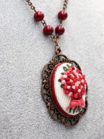 Çiçekli Bakır Çerçeveli Kanaviçe Kolye - Görsel 3